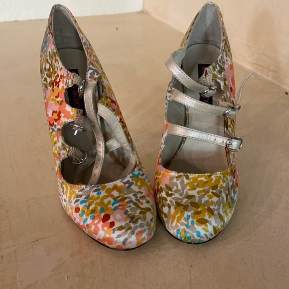Mojo Moxy floral Mary Jane heels - Picture 1 of 3